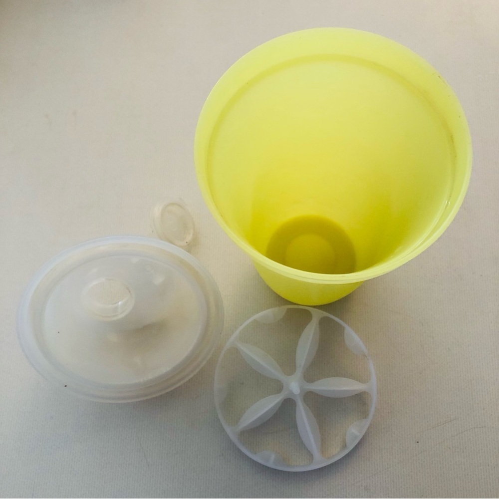 Vintage Tupperware Lemon Yellow Quick Shake Blender Gravy Shaker Salad Dressing - Picture 6 of 7
